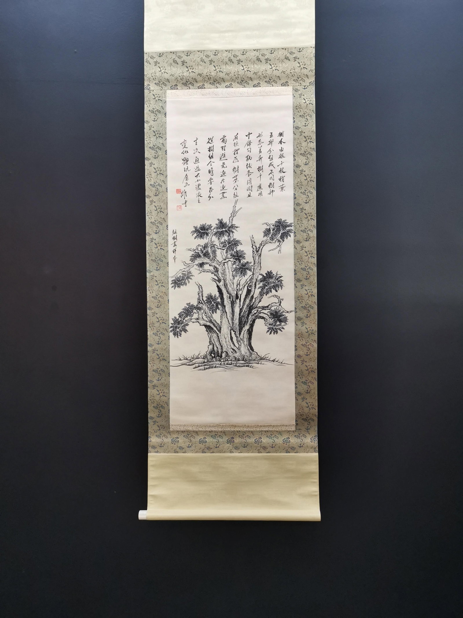 A Chinese Vertical Scroll Ink Painting of Flower on Paper: A Chinese Vertical Scroll Ink Painting of Flower on Paper Li xiongcai Without frame Size:15.9inx41.1in黎雄才树木 纸本立轴Without frame Size:40.5cm
