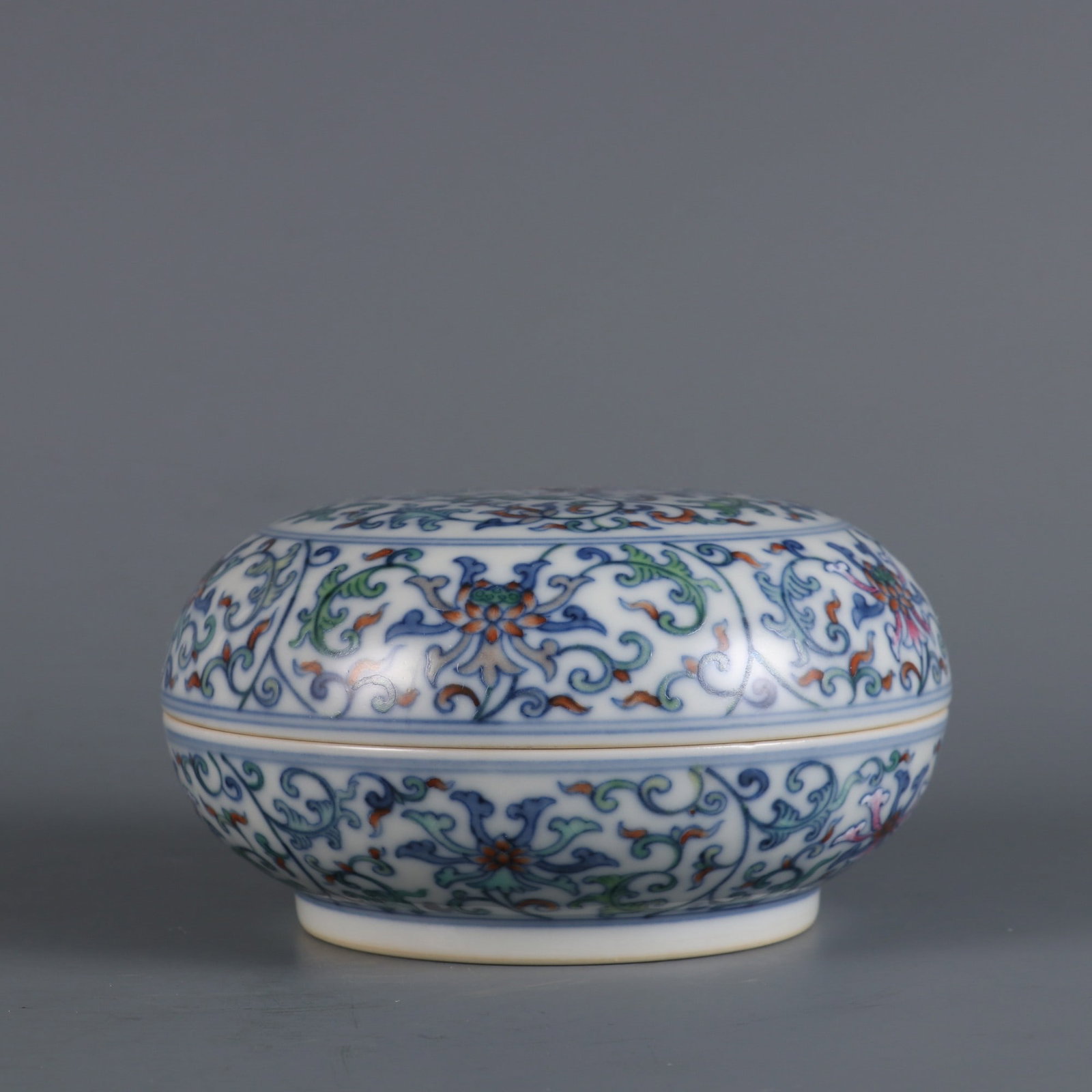 An Exquisite Doucai Lotus Pattern Box: An Exquisite Doucai Lotus Pattern Box Qing Dynasty, China Qianlong Six-character Mark Size:2.6inx4.6in斗彩缠枝莲纹果盒 中国清代