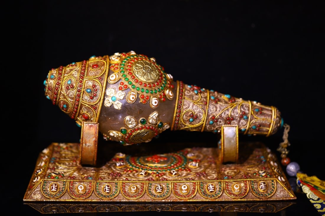 An Exquisite Crystal Inlaid Gems Ornament: An Exquisite Crystal Inlaid Gems Ornament Qing Dynasty, China Size:14.6inx8.3in Size:13.4inx5.1in Weight:5750g水晶掐丝镶嵌宝石法螺