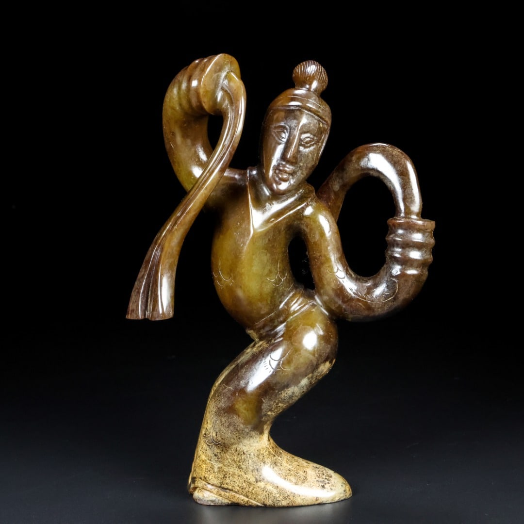 An Exquisite White Jade Figure: An Exquisite White Jade Figure Han Dynasty, China Size:7.4inx5.5inx1.6in Weight:748.5g白玉舞人 中国汉代 Size:18.8cmx13.9cmx4.1cm Weight:748.5g