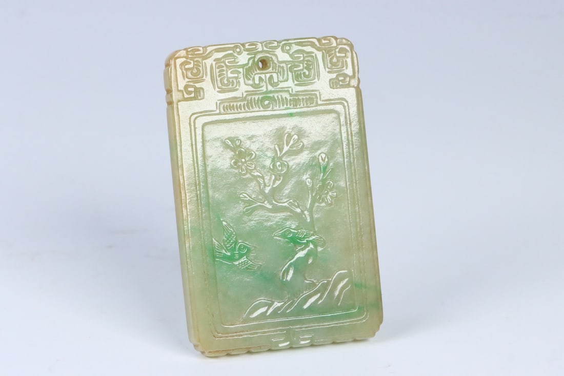 An Exquisite Jadeite Flower and Bird Pattern Brand: An Exquisite Jadeite Flower and Bird Pattern Brand Qing Dynasty, China Size:2.4inx1.6inx0.2in Weight:38g翡翠喜上眉梢牌 中国清代