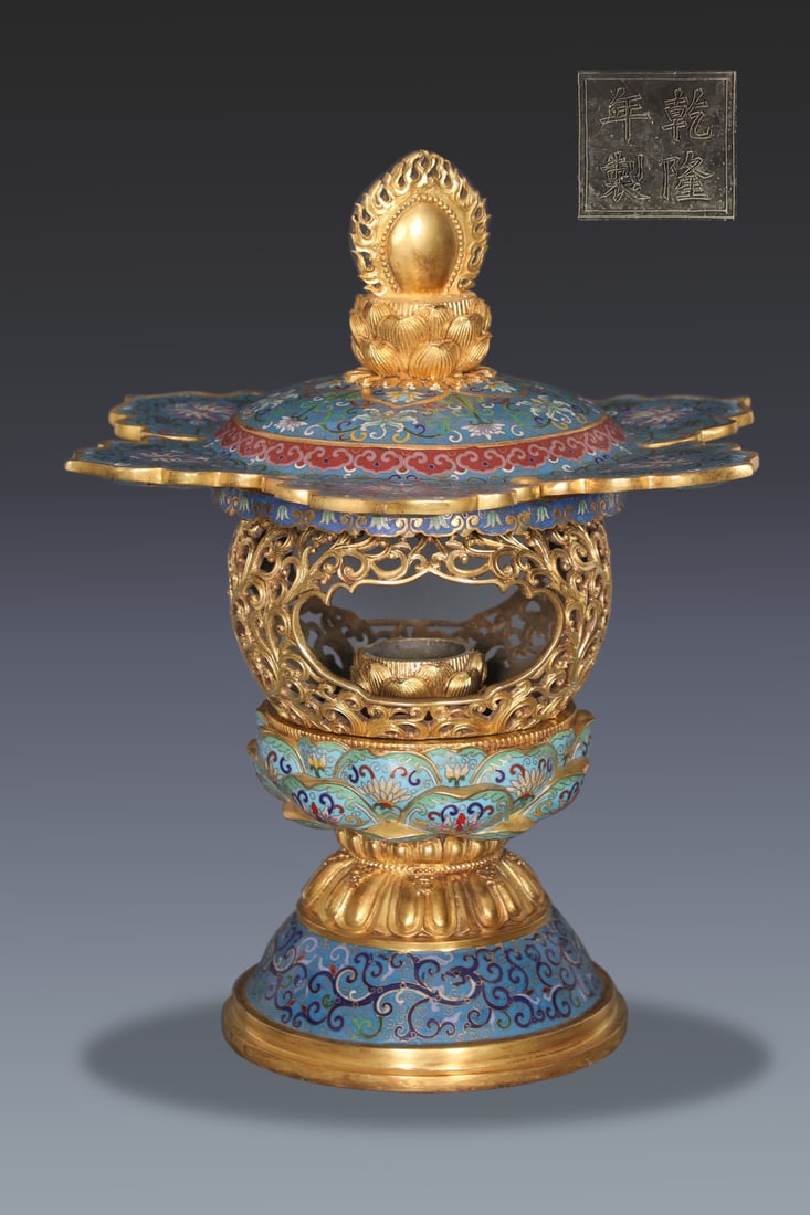An Exquisite Cloisonne Lotus Pattern Palace Lantern: An Exquisite Cloisonne Lotus Pattern Palace Lantern Qing Dynasty, China Qianlong Four-character Mark Size:18.9inx15.7in Weight:19.55kg景泰蓝缠枝莲纹宫&#