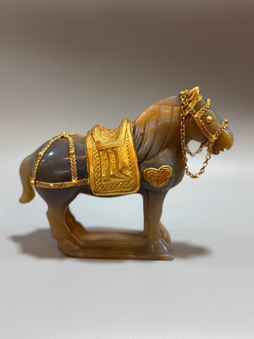 An Exquisite Agate Cover with Gold Horse Ornament: An Exquisite Agate Cover with Gold Horse Ornament Qing Dynasty, China Size:5.5inx6.7inx2.8in Weight:900g玛瑙马儿一尊 中国清代