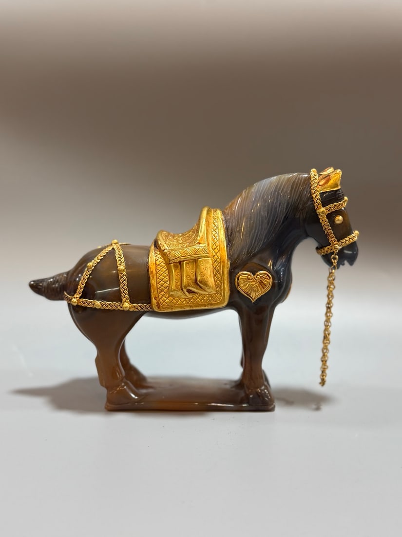 An Exquisite Agate Cover with Gold Horse Ornament: An Exquisite Agate Cover with Gold Horse Ornament Qing Dynasty, China Size:5.7inx8.1inx2.6in玛瑙马儿一尊 中国清代 Size:14.5cmx20.5cmx6.5cm