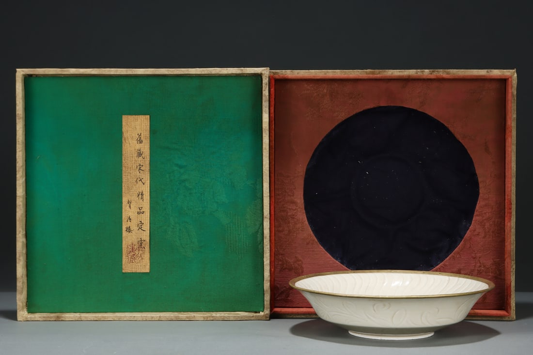 An Exquisite Ding yao Plate: An Exquisite Ding yao Plate Song Dynasty, China Size:2inx8.1in定窑暗刻鸳鸯戏水包金扣盘 中国宋代