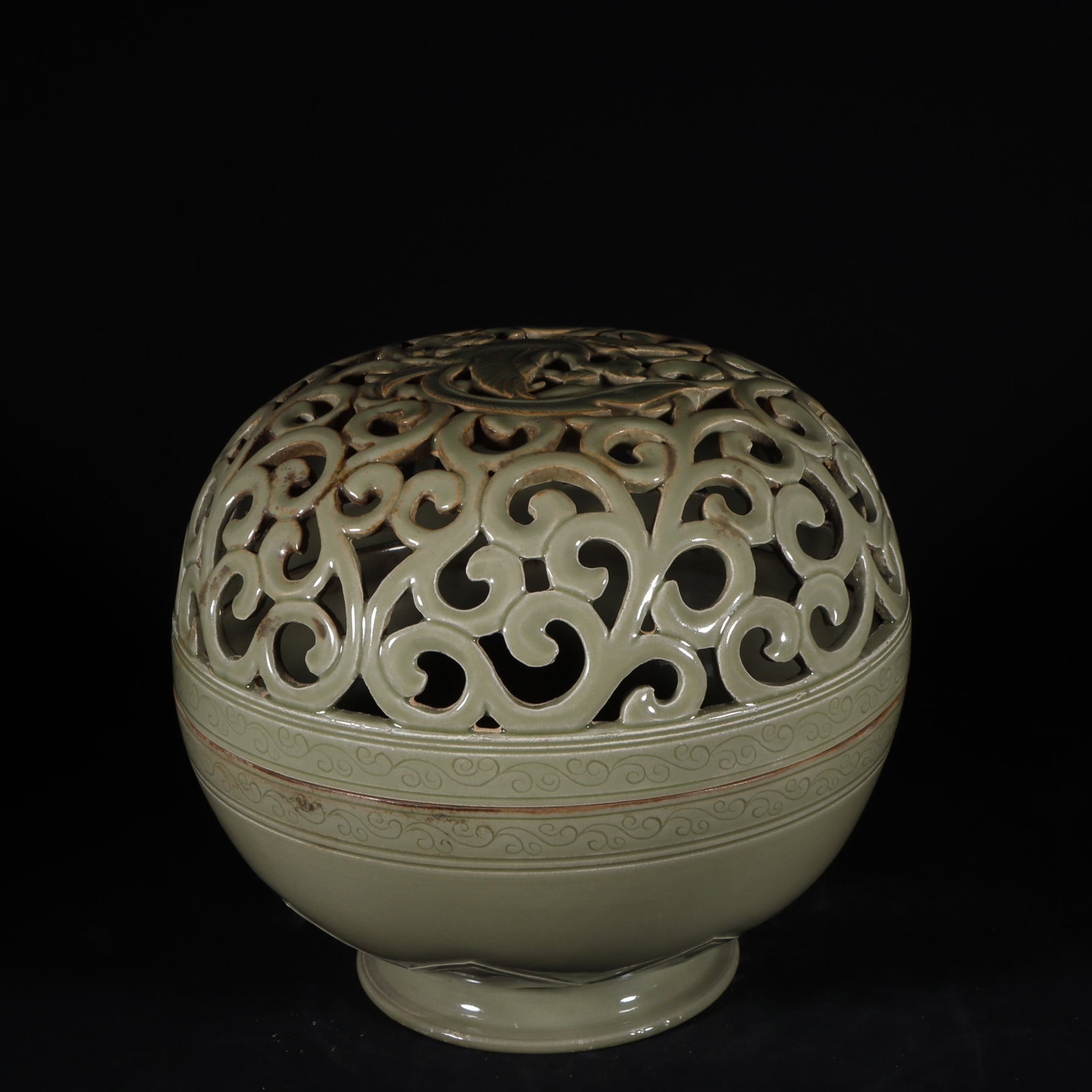 An Exquisite Yue yao Phoenix Pattern Censer: An Exquisite Yue yao Phoenix Pattern Censer Tang Dynasty, China Size:7.1inx7.5in越窑秘色青磁镂空凤凰纹熏炉