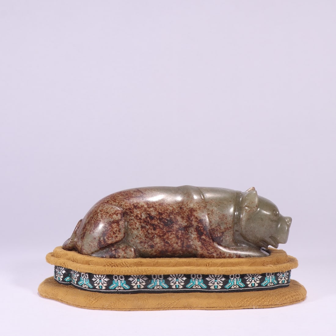 An Exquisite White Jade Bear Ornament: An Exquisite White Jade Bear Ornament Han Dynasty, China Size:2.1inx6.3in Weight:886.7g白玉熊 中国汉代 Size:5.3cmx16cm Weight:886.7g