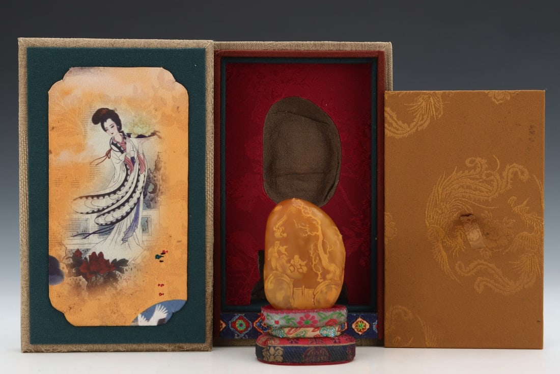 An Exquisite Tianhuang Stone Rockery Ornament: An Exquisite Tianhuang Stone Rockery Ornament Qing Dynasty, China Size:2inx1inx2.9in Weight:140.6g田黄石山子摆件 中国清代