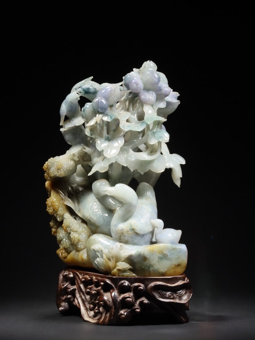 An Exquisite Jadeite Flower and Bird Pattern Ornament: An Exquisite Jadeite Flower and Bird Pattern Ornament Qing Dynasty, China Size:8.1inx5.3inx11.4in Weight:5198g翡翠雕件 中国清代 Size:20.5cmx13.5cmx29cm 