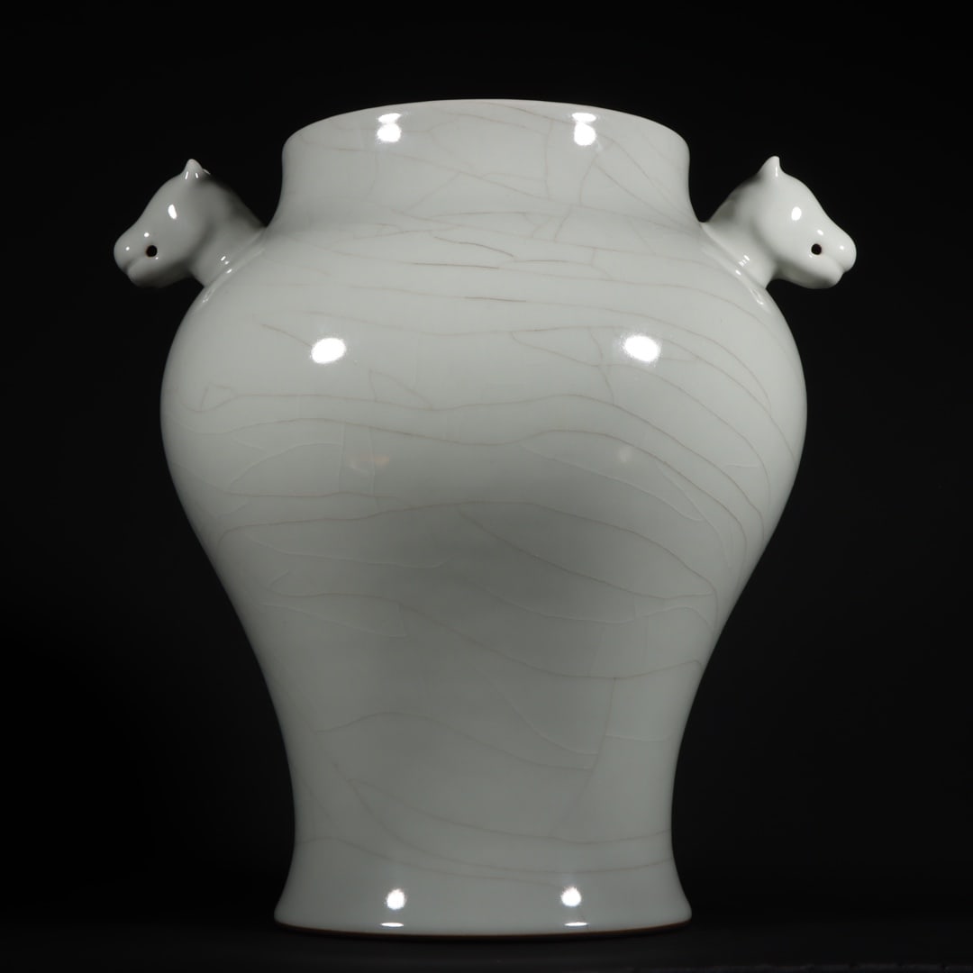 An Exquisite Guan yao Double-Ears Jar: An Exquisite Guan yao Double-Ears Jar Qing Dynasty, China Size:11inx9.1in官窑狗头罐 中国清代 Size:28cmx23cm