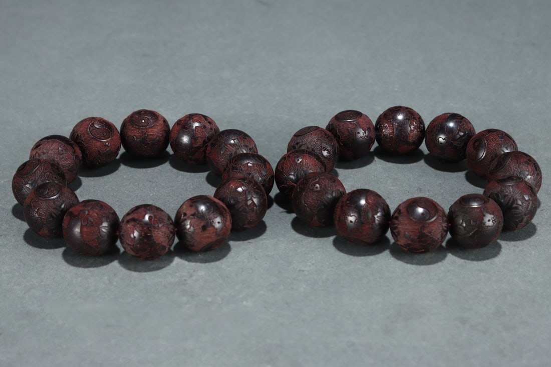 An Exquisite Eaglewood Buffalo Pattern Bracelets - 3