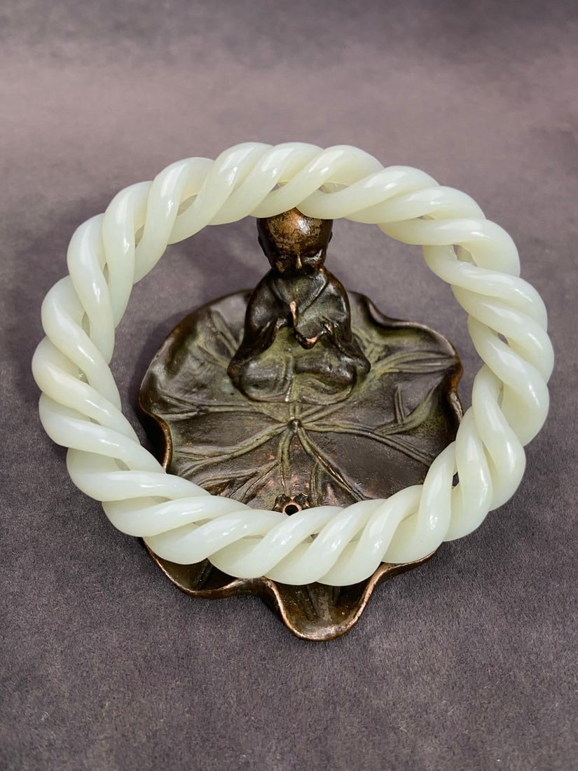 An Exquisite White Jade Bracelets: An Exquisite White Jade Bracelets Qing Dynasty, China Size:11.5mm Size:(inside diameter)60mm Weight:41g白玉绞丝麻花贵妃手镯 中国