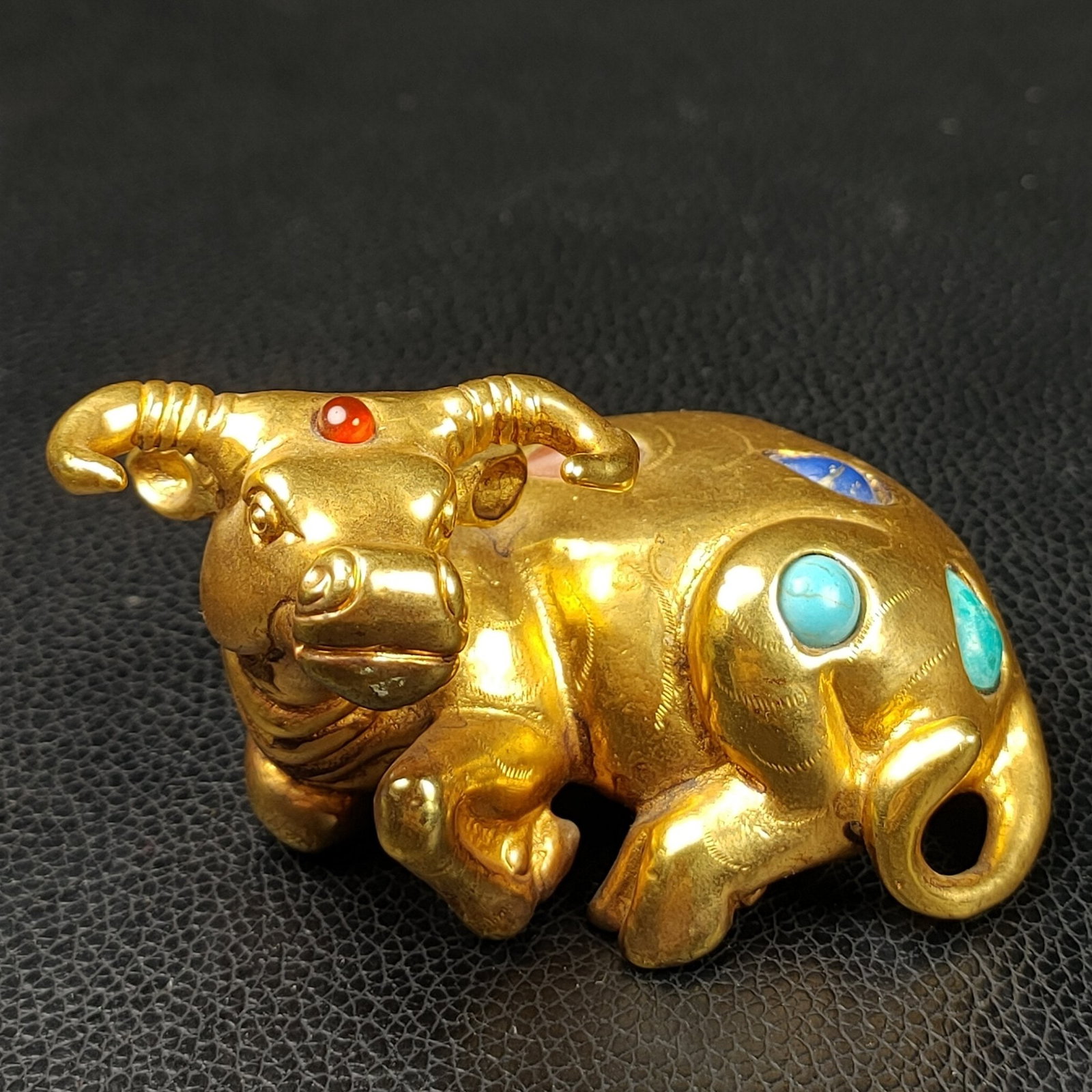 An Exquisite Gilt Bronze Inlaid Gems Buffalo Paper Weight: An Exquisite Gilt Bronze Inlaid Gems Buffalo Paper Weight Han Dynasty, China Size:1.6inx2.8in Weight:377g铜鎏金嵌宝石卧牛镇器