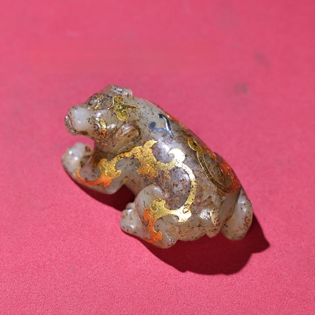 An Exquisite White Jade Inlaid Gold and Silver Bear Hand Piece: An Exquisite White Jade Inlaid Gold and Silver Bear Hand Piece Han Dynasty, China Size:2.7inx1.7inx1.3in Weight:113g白玉错金银熊把件 中国