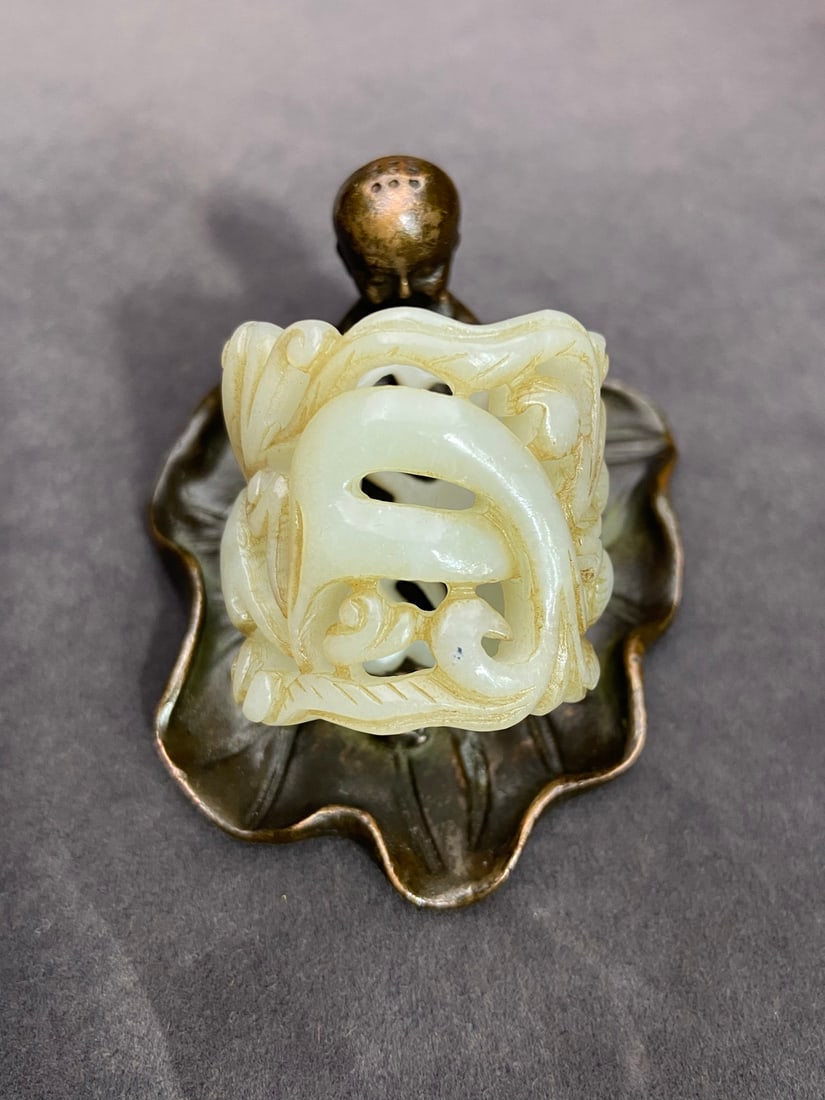 An Exquisite White Jade Deer Pattern Ring - 3