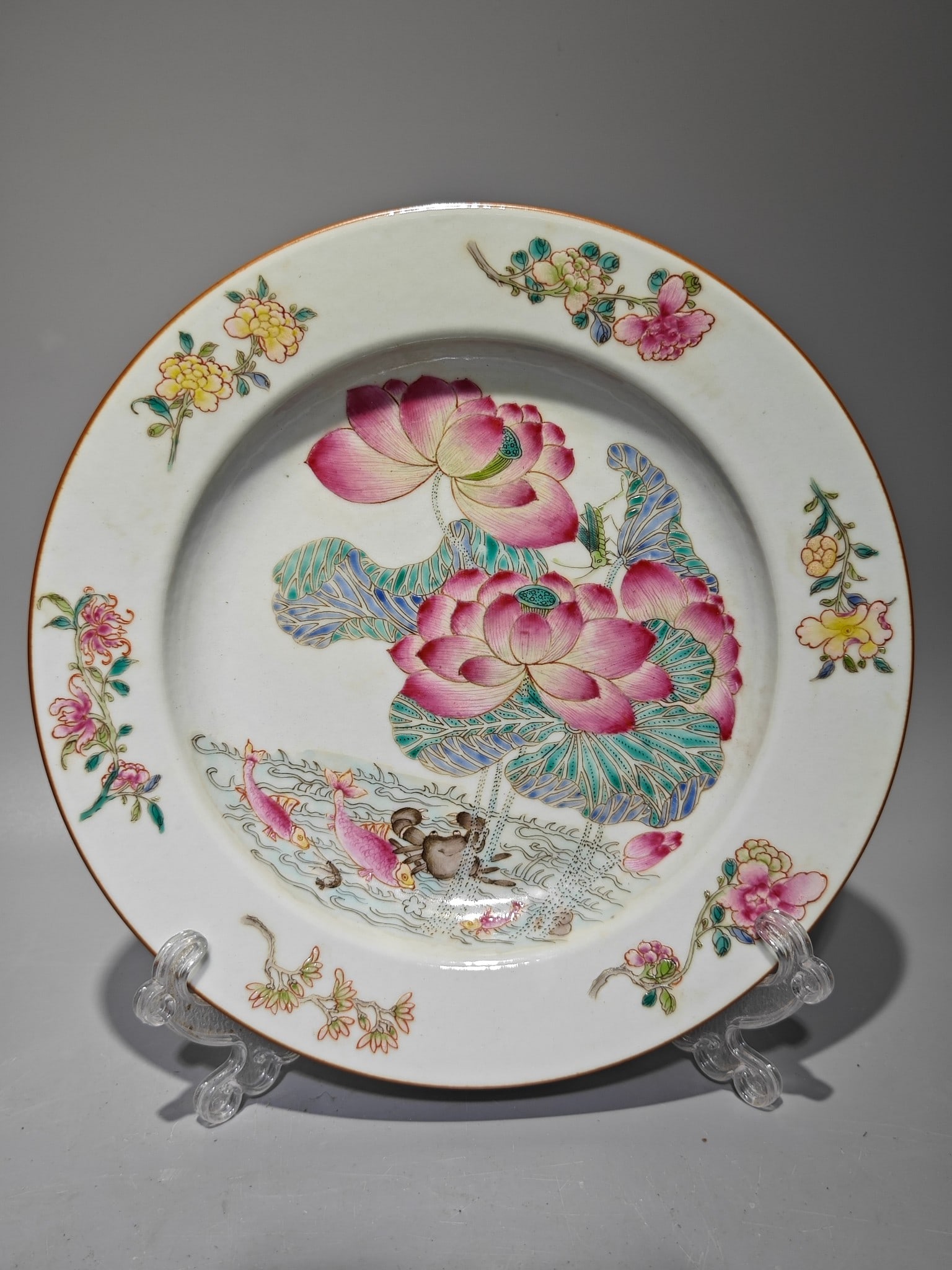 An Exquisite Famille-Rose Flower Pattern Plate: An Exquisite Famille-Rose Flower Pattern Plate Qing Dynasty, China Size:8.8in粉彩荷花盘 中国清代 Size:22.3cm
