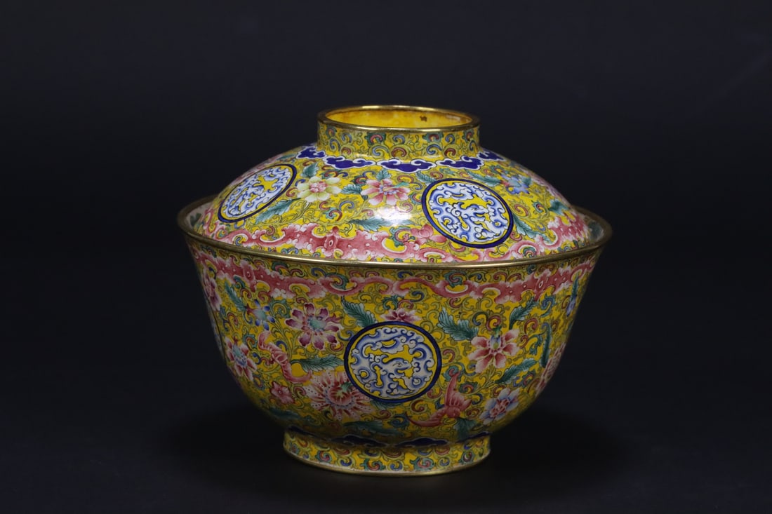 An Exquisite Bronze Painted Enamel Lotus Pattern Dragon Pattern Bowl (1 of 11)
