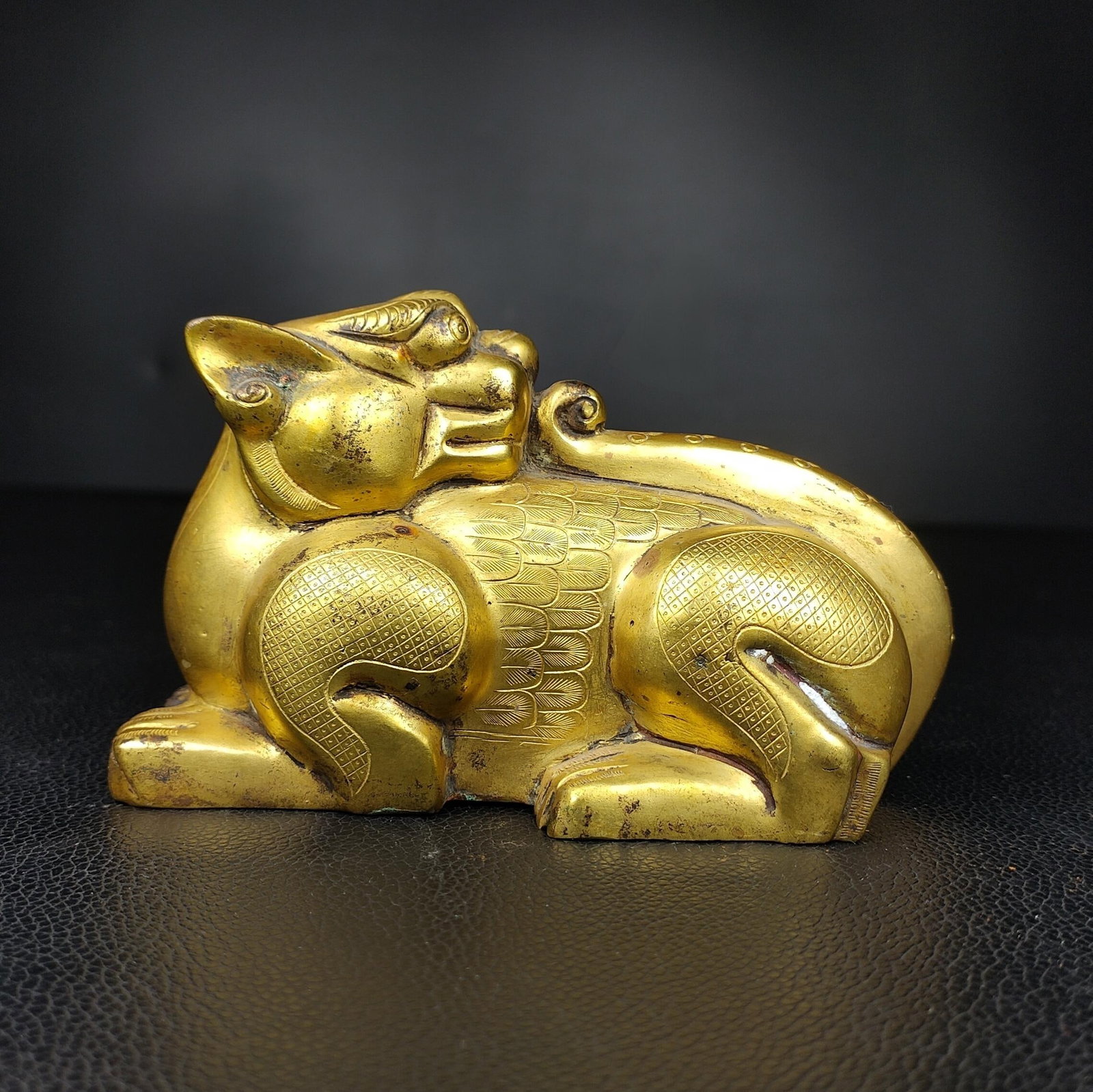 An Exquisite Gilt Bronze Auspicious Beast Paper Weight: An Exquisite Gilt Bronze Auspicious Beast Paper Weight N.Zhou , China Size:3.1inx5.1in Weight:507g铜鎏金瑞兽镇纸 商周时期