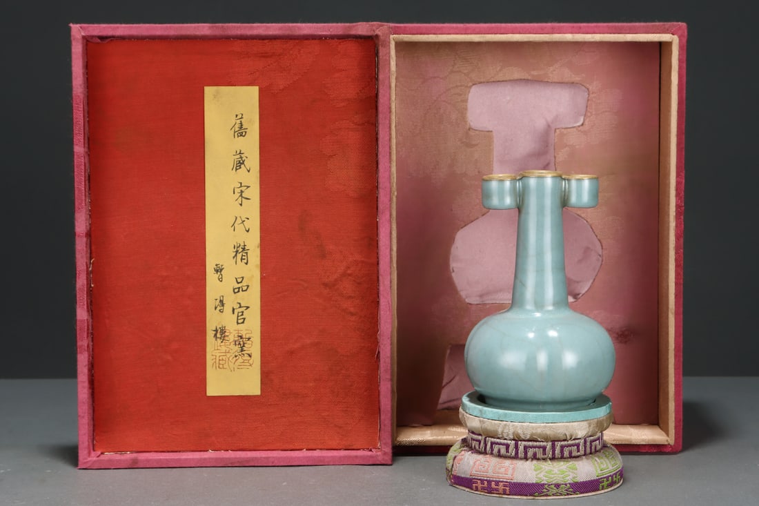 An Exquisite Guan yao Celadon Glazed Double-Ears Vase: An Exquisite Guan yao Celadon Glazed Double-Ears Vase Song Dynasty, China Size:5inx3.1in官窑粉青釉瓜棱贯耳瓶