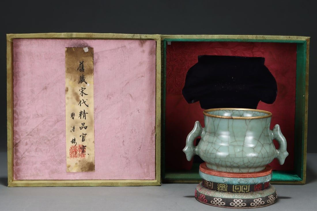 An Exquisite Guan yao Celadon Glazed Double-Ears Censer: An Exquisite Guan yao Celadon Glazed Double-Ears Censer Song Dynasty, China Size:3.1inx5.7in官窑粉青釉鱼耳炉 中国宋代 Size:8cmx1