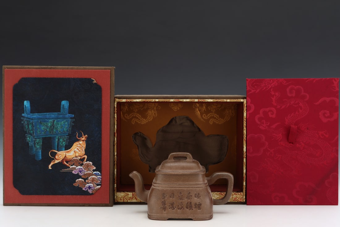 An Exquisite Purple Sands Teapot: An Exquisite Purple Sands Teapot Qing Dynasty, China Size:4.1inx6.8in紫砂茶壶 中国清代 Size:10.3cmx17.3cm