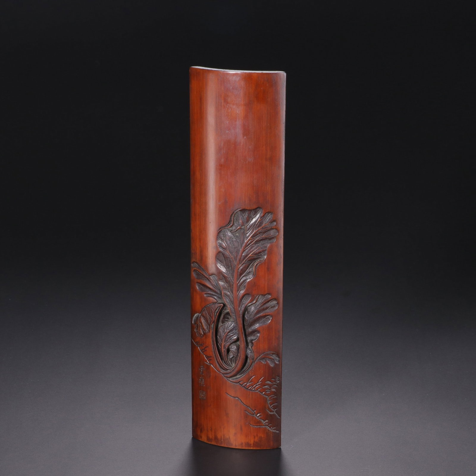 An Exquisite Bamboo Flower Pattern Ornament: An Exquisite Bamboo Flower Pattern Ornament Qing Dynasty, China Size:10.6inx2.7in竹雕云樵刻百财臂搁 中国清代
