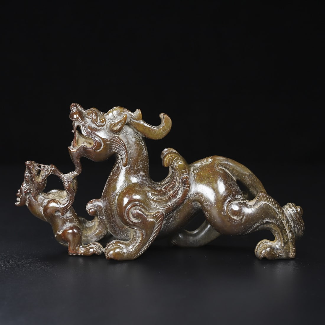 An Exquisite White Jade Auspicious Beast: An Exquisite White Jade Auspicious Beast Han Dynasty, China Size:7.8inx4.1inx1.9in Weight:599g白玉子母兽 中国汉代 Size:19.8cmx10.3cmx4.7cm