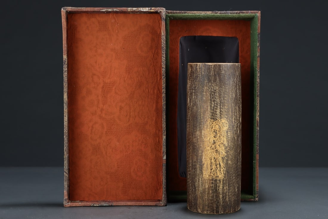 An Exquisite Eaglewood Buddha Statue Pattern Ornament: An Exquisite Eaglewood Buddha Statue Pattern Ornament Qing Dynasty, China Size:10inx3.7in沉香风水柱养心殿 中国清代