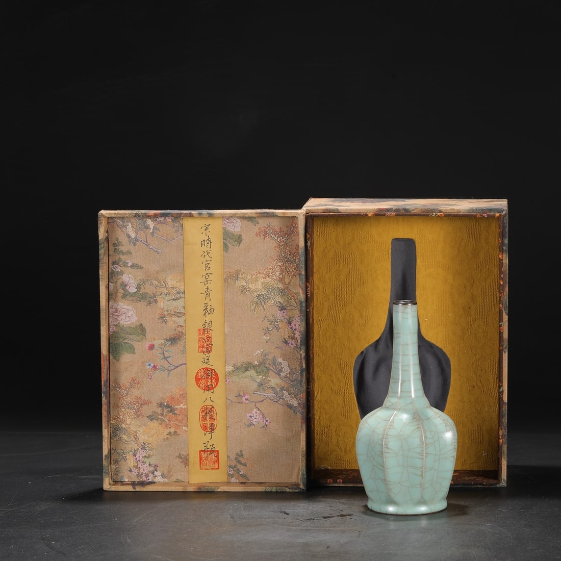 An Exquisite Guan yao Celadon Glazed Vase: An Exquisite Guan yao Celadon Glazed Vase Song Dynasty, China Size:9.4inx4.3in官窑青釉银口八棱净瓶 中国宋代 Size:24c