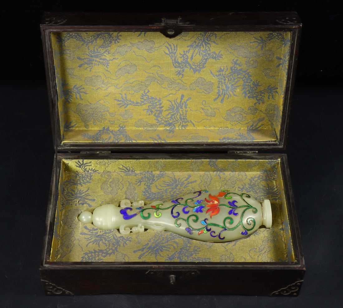 An Exquisite White Jade Cover with Gold Flower Pattern Double-Ears Vase: An Exquisite White Jade Cover with Gold Flower Pattern Double-Ears Vase Qing Dynasty, China Size:8.3inx2.6inx1.4in Weight:384g白玉包金镶嵌双耳瓶 &