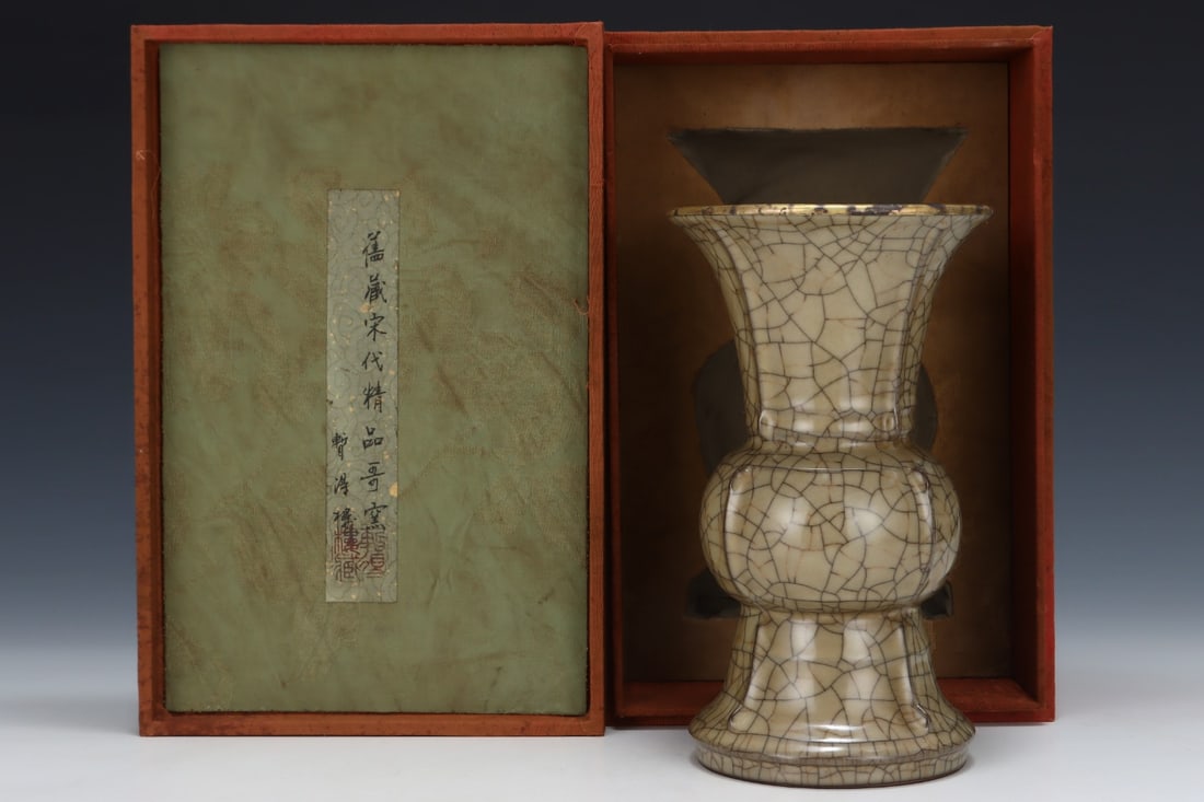 An Exquisite Ge yao Yellow Glazed Vase: An Exquisite Ge yao Yellow Glazed Vase Song Dynasty, China Size:8.5inx4.9in哥窑米黄釉花孤 中国宋代 Size:21.7cmx12.5cm