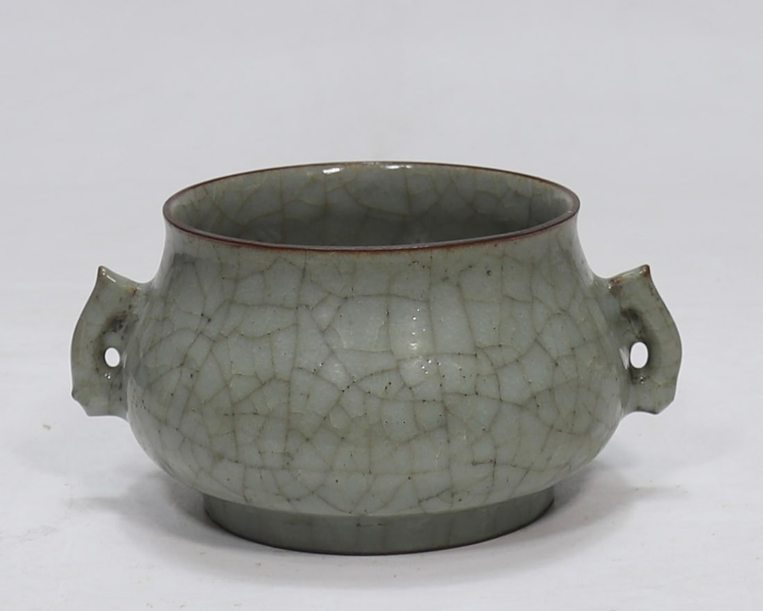 An Exquisite Guan yao Celadon Glazed Double-Ears Censer: An Exquisite Guan yao Celadon Glazed Double-Ears Censer Song Dynasty, China Size:3.1inx3.9in官窑青釉双耳炉 中国宋代 Size:8cmx10cm
