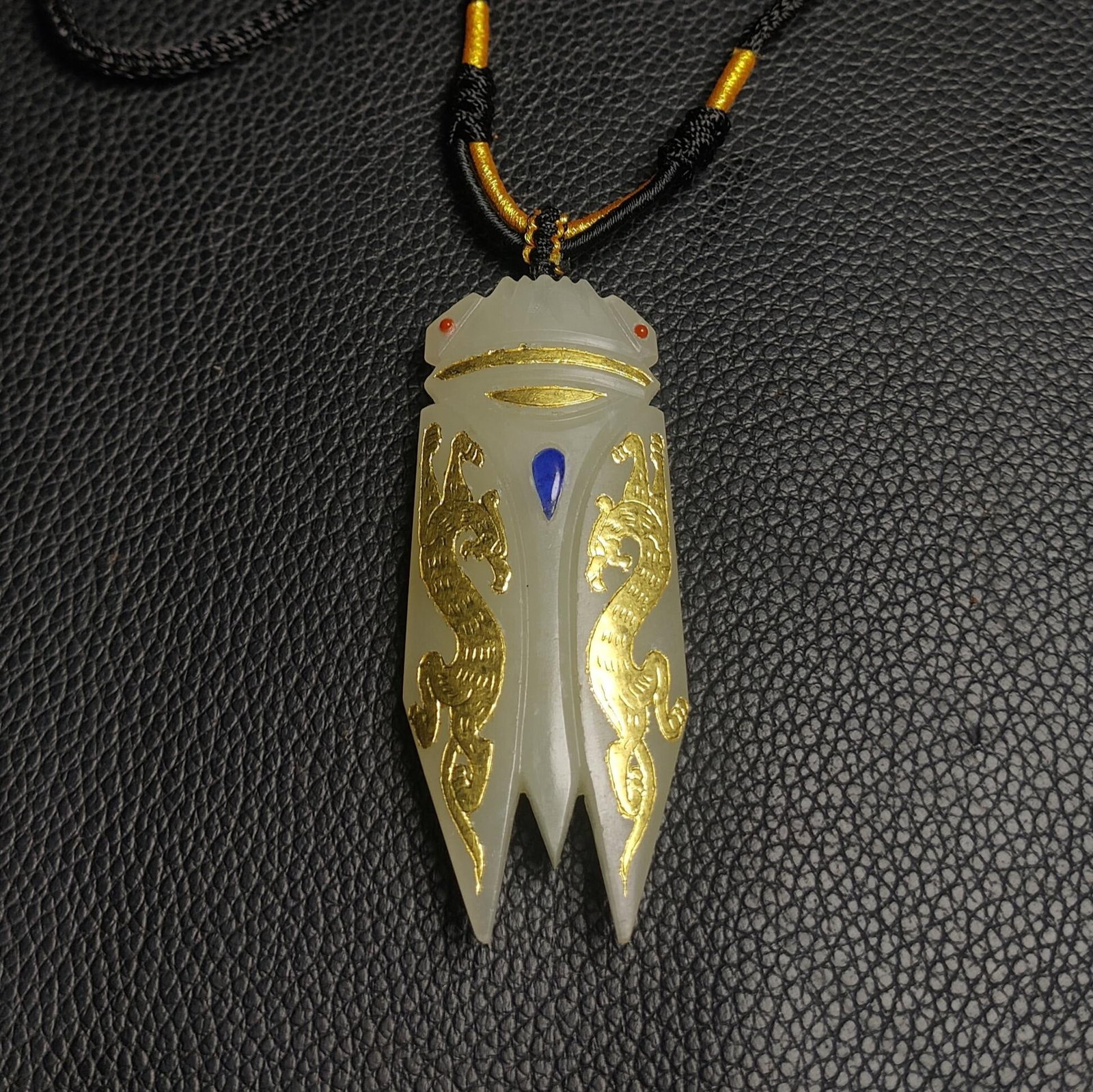 An Exquisite White Jade Painted Gold Dragon Pattern Cicada Pendant: An Exquisite White Jade Painted Gold Dragon Pattern Cicada Pendant Han Dynasty, China Size:3.1inx0.8in Weight:38g白玉错金龙纹玉蝉吊坠 ߑ