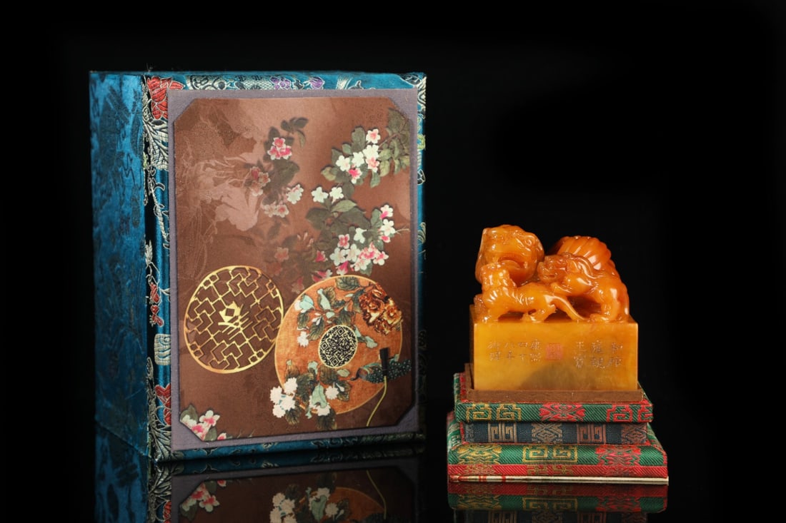 An Exquisite Shoushan Stone Auspicious Beast Seal: An Exquisite Shoushan Stone Auspicious Beast Seal Qing Dynasty, China Size:3.5inx3.5inx3.5in Weight:1400g寿山石太师少师钮印章
