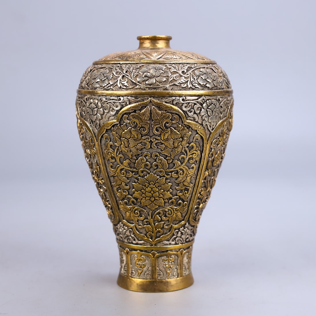 An Exquisite Gilt Bronze Lotus Pattern Vase: An Exquisite Gilt Bronze Lotus Pattern Vase Qing Dynasty, China Qianlong Four-character Mark Size:6.3inx3.9in Weight:565g铜鎏金錾刻浮雕梅瓶
