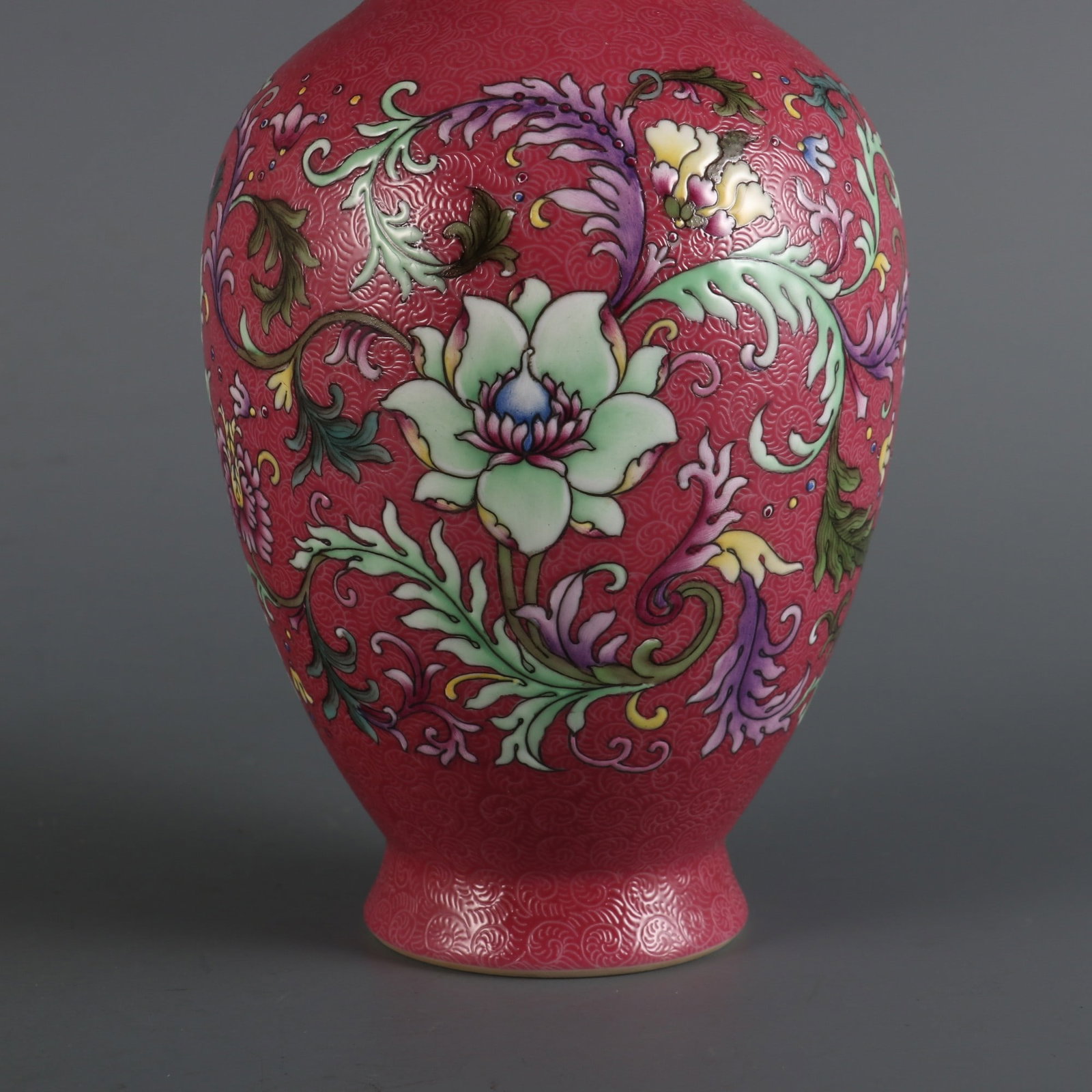 An Exquisite Ruby Red-Glazed Lotus Pattern Vase - 4