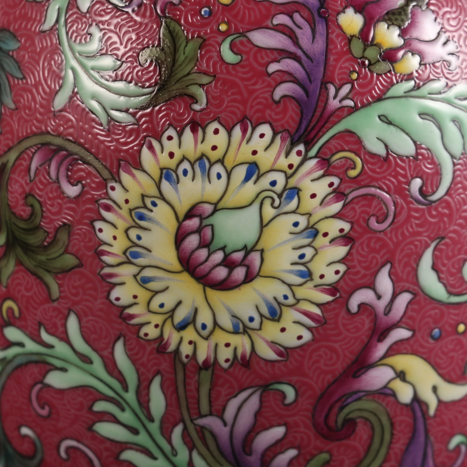An Exquisite Ruby Red-Glazed Lotus Pattern Vase - 6