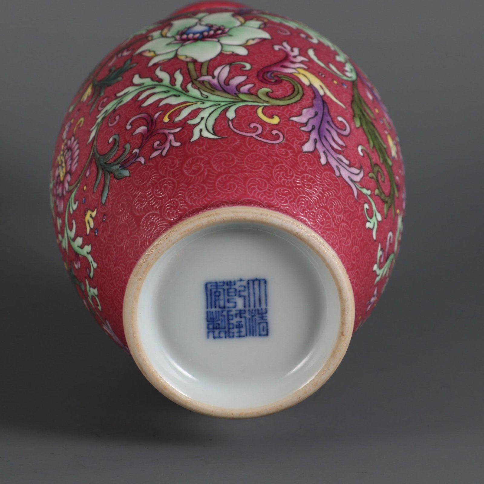 An Exquisite Ruby Red-Glazed Lotus Pattern Vase - 8