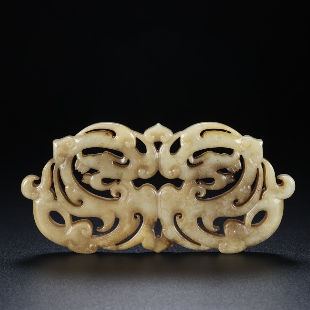 An Exquisite White Jade Dragon Pattern Ornament: An Exquisite White Jade Dragon Pattern Ornament Han Dynasty, China Size:5.1inx2.6inx0.2in Weight:116g双龙玉璧 中国汉代 Size:13cmx6.5cmx0.6cm Weight:116g
