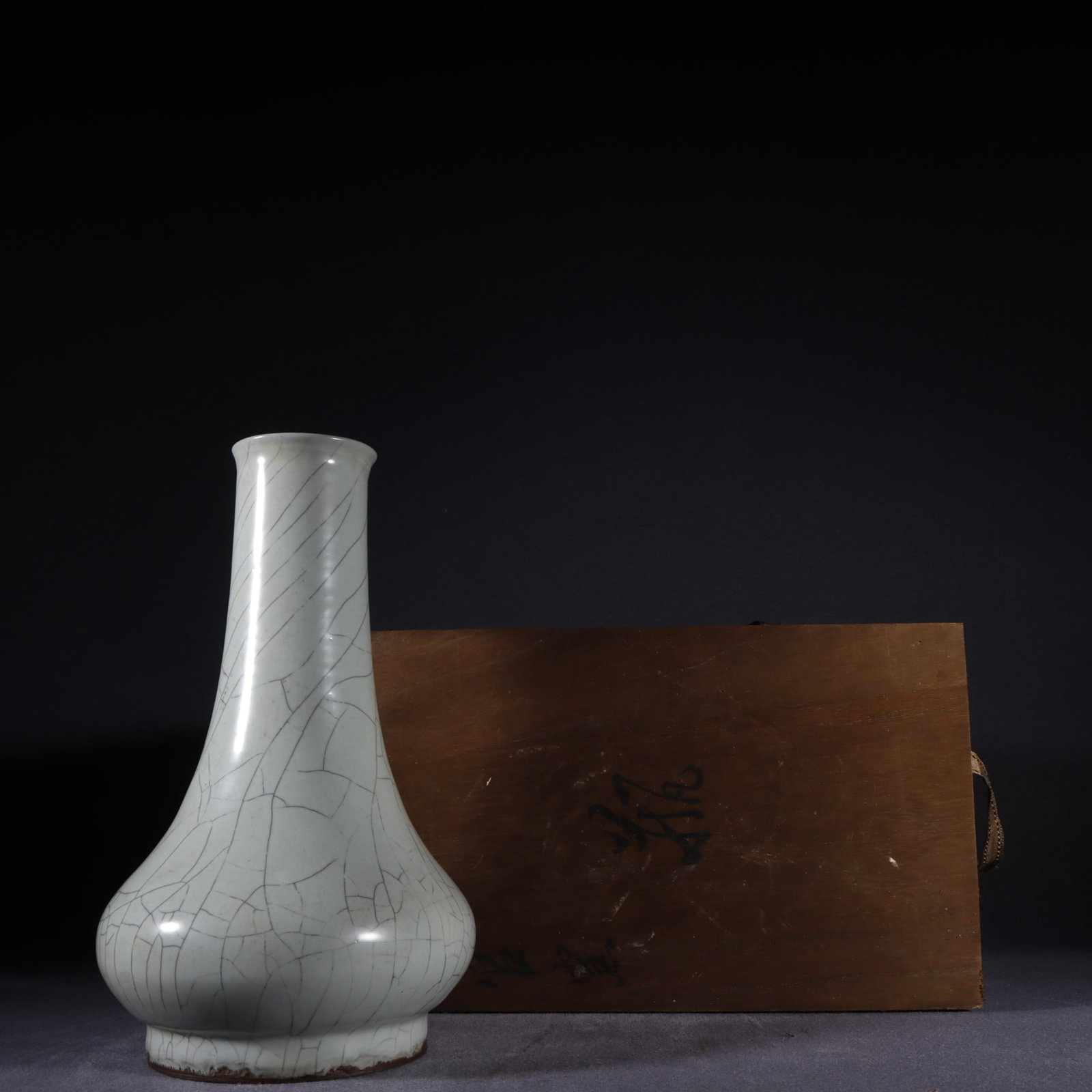 An Exquisite Guan yao Vase: An Exquisite Guan yao Vase Song Dynasty, China Size:11inx6.3in官窑月白釉直颈瓶 中国宋代 Size:28cmx16cm