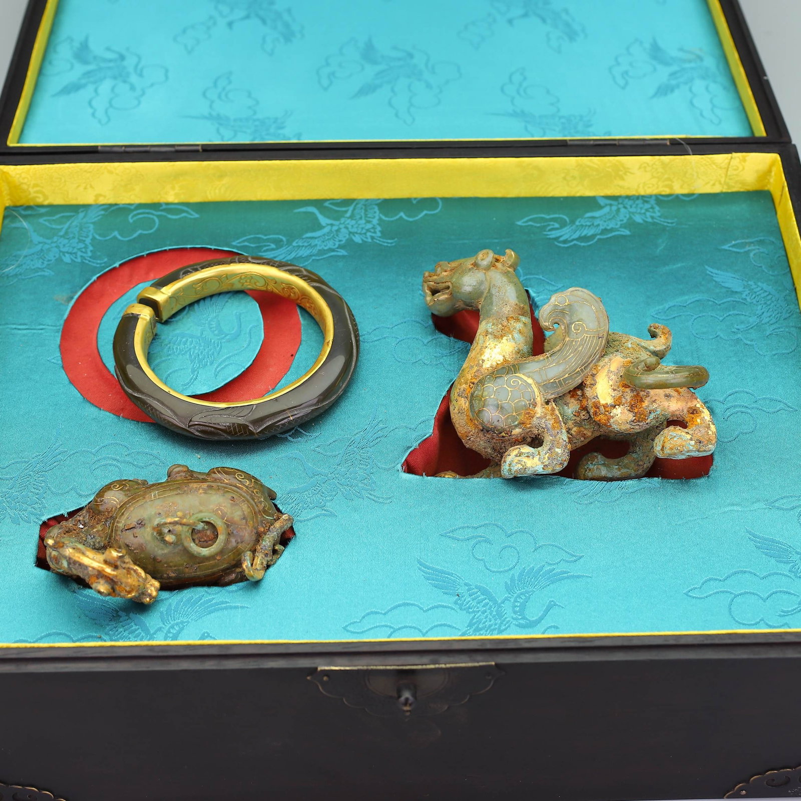 A Set of Fine White Jade Auspicious Beast Ornament Agate Cover with Gold Bracelets (1 of 10)