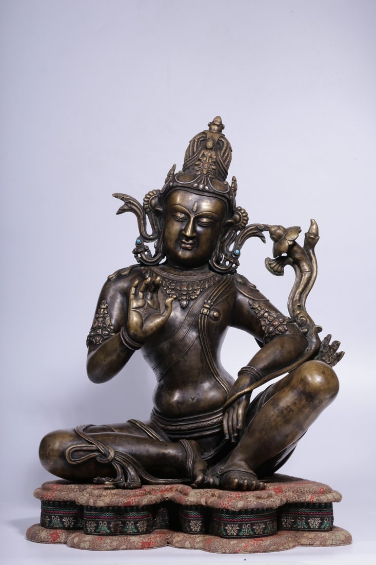 An Exquisite Bronze Inlaid Silver Statue of Avalokitesvara: An Exquisite Bronze Inlaid Silver Statue of Avalokitesvara Qing Dynasty, China Size:14.8inx11.8inx8.1in