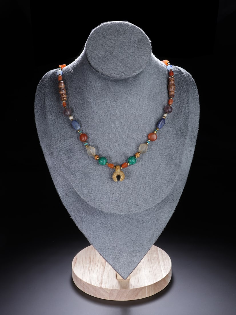 An Exquisite Gems Necklace: An Exquisite Gems Necklace Qing Dynasty, China Size:10.2in宝石项链 中国清代 Size:26cm