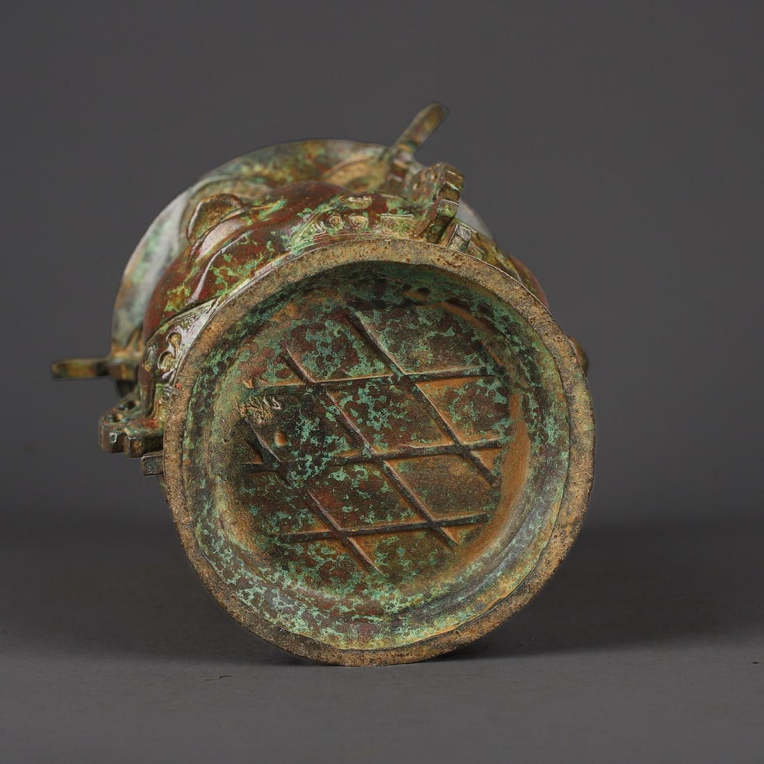 An Exquisite Bronze Human Face Pattern Vase - 9