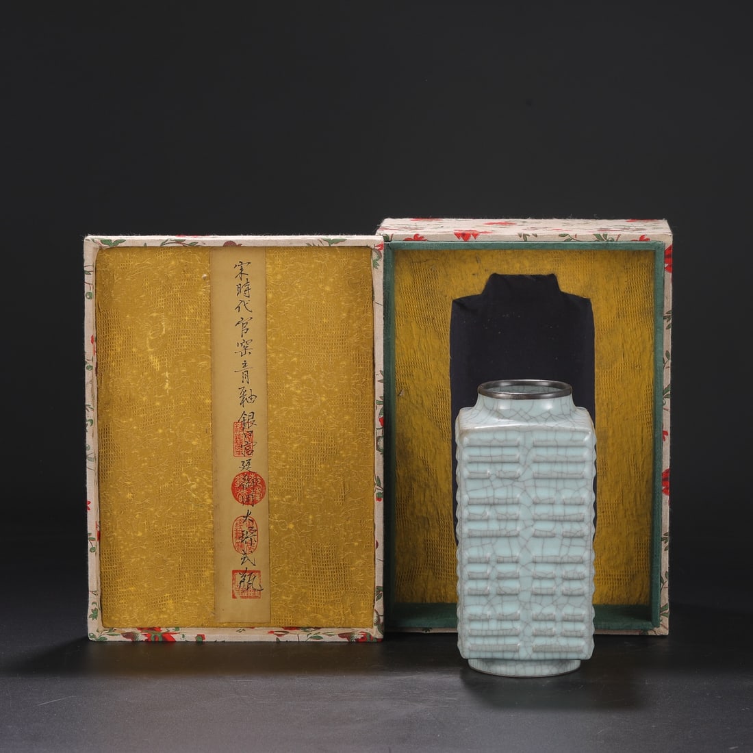 An Exquisite Guan yao Celadon Glazed Vase: An Exquisite Guan yao Celadon Glazed Vase Song Dynasty, China Size:8.9inx4.1in官窑青釉银口大琮式瓶 中国宋代