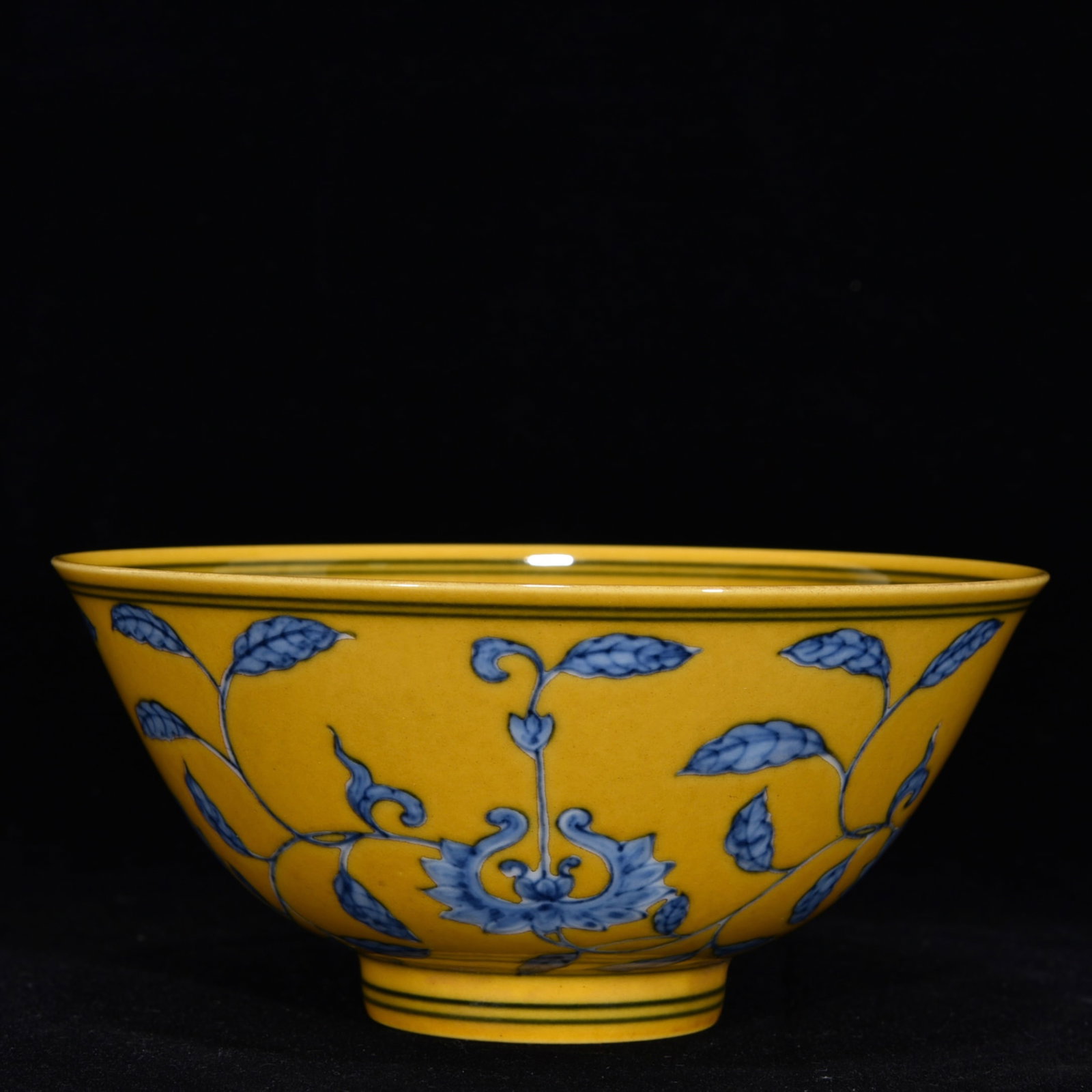 An Exquisite Blue and White Flower Pattern Bowl: An Exquisite Blue and White Flower Pattern Bowl Ming Dynasty, China Chenghua Six-character Mark Size:2.6inx5.7in黄地青花花卉纹碗