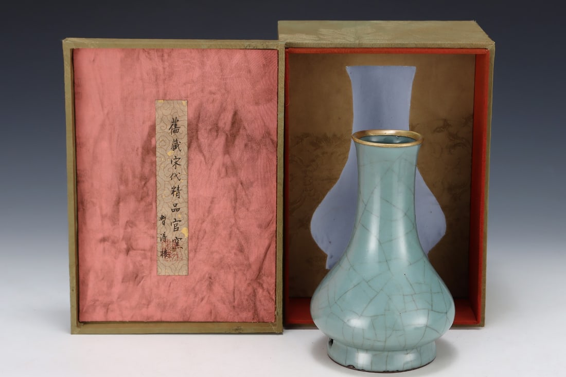 An Exquisite Guan yao Vase: An Exquisite Guan yao Vase Song Dynasty, China Size:8inx5.2in官窑长颈瓶 中国宋代 Size:20.3cmx13.3cm
