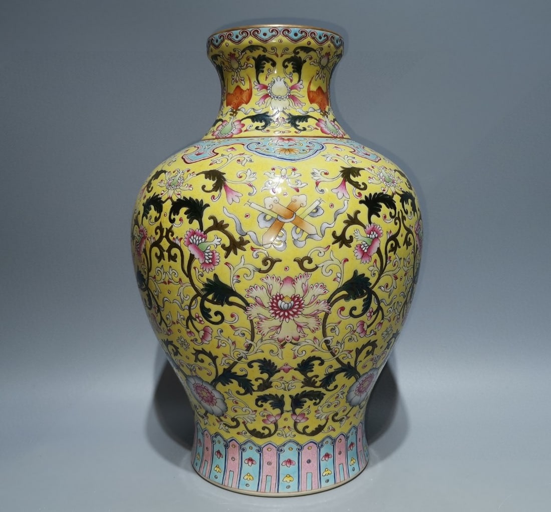 An Exquisite Enamel Lotus Pattern Vase - 2