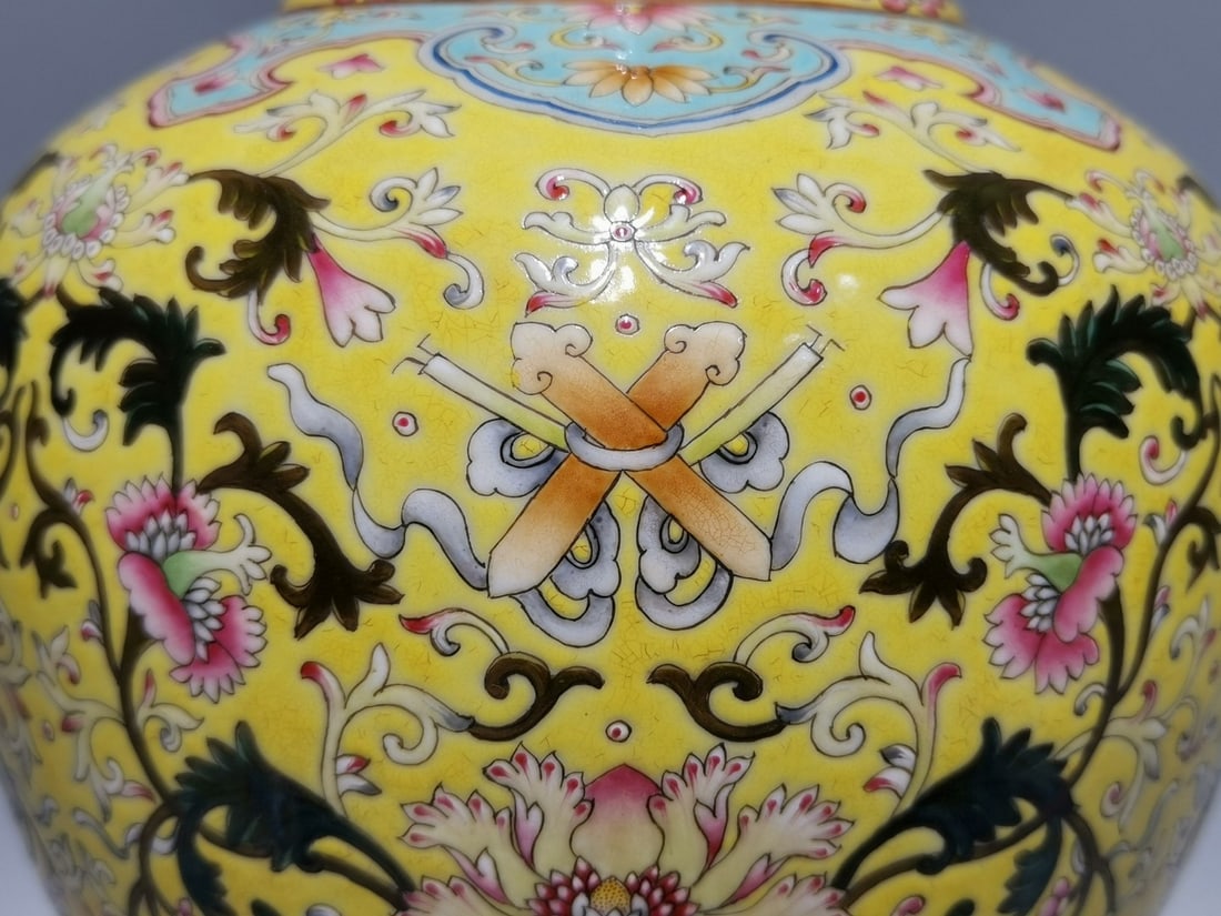 An Exquisite Enamel Lotus Pattern Vase - 7