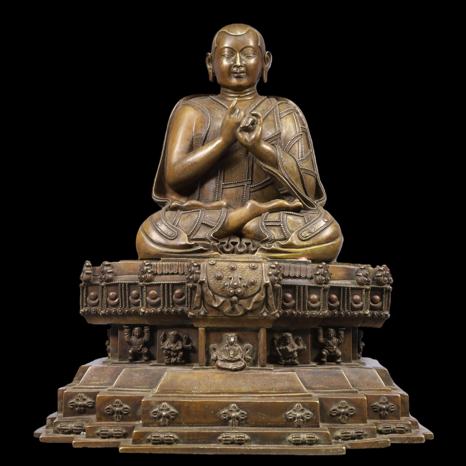 An Exquisite Coppery Buddha Statue: An Exquisite Coppery Buddha Statue Ming Dynasty, China Size:12.2inx7.5inx13.8in Weight:10600g铜药师佛像 中国明代 Size:31cmx19cmx35cm Weight:10600g